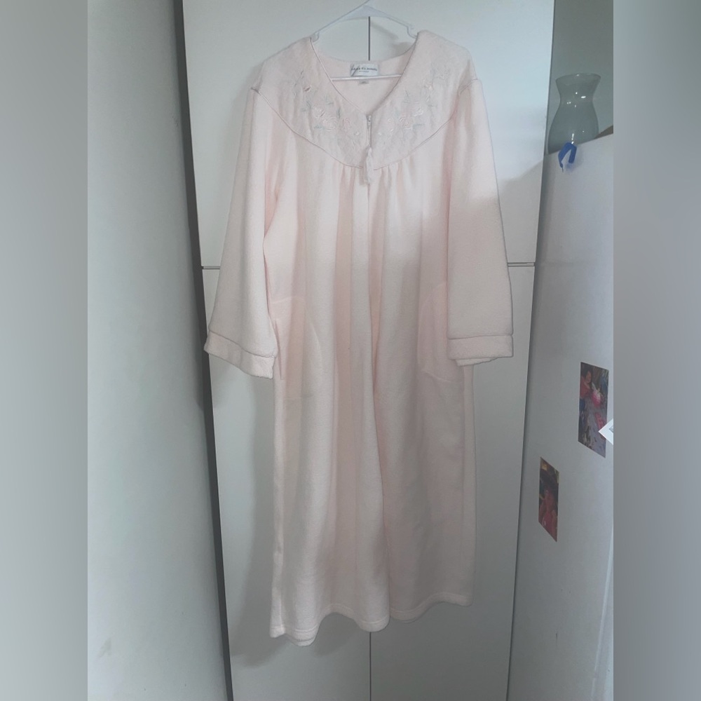 Miss Elaine Fleece Long Robe Light Pink Embroidered Floral Zip-Up